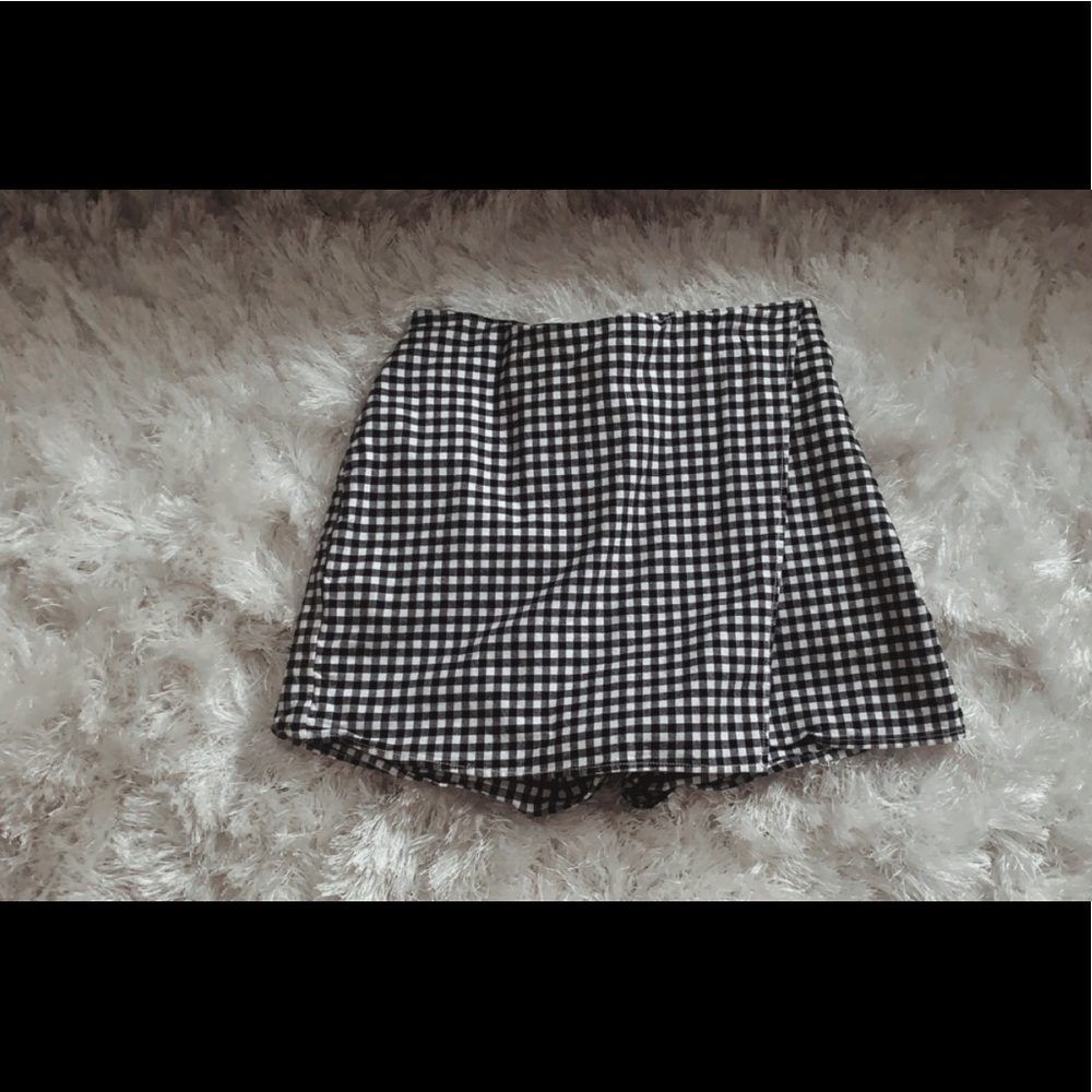 Women’s black and white plaid skort